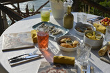 Fototapeta  - cocktail servito con un abbondante aperitivo servito in un bar in riva al mare
