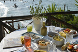 Fototapeta  - cocktail servito con un abbondante aperitivo servito in un bar in riva al mare