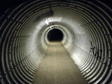 Fototapeta Przestrzenne - Endless tunnel in the night