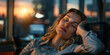 Geschäftsfrau macht Überstunden und schläft vor erschöpfung im Büro ein