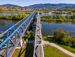 Perspektiven von Deckendorf: Sonniger Tag auf der Fuß- und Fahrradbrücke mit Blick auf die Donau