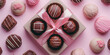 ピンク色の背景の上にあるカラフルなチョコレートのギフト
