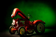 Czerwony traktor na zielonym tle.