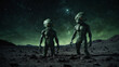Ein Paar grüner, außerirdischer Aliens stehen auf der Oberfläche des Mondes