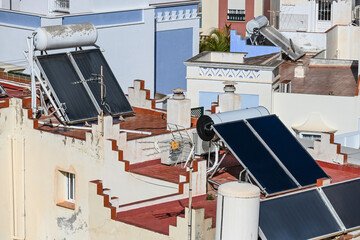 Canvas Print - panneaux solaire electricité sanitaire chauffage eau chaude toit maison electricité