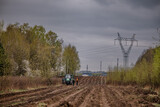 Fototapeta Storczyk - Traktor orze pole