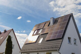Fototapeta  - Solarpanels auf Einfamilienhaus im Gegenlicht	