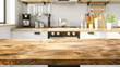 Moderne Küche. Küchenplatte mit unscharfer Küche im Hintergrund mit Platzt für Produktplatzierung.