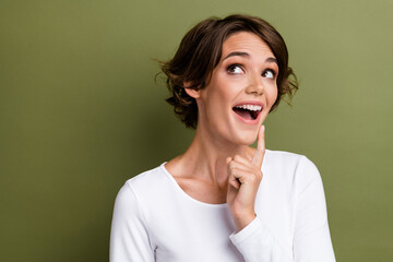 Poster - Photo of amazed business lady looking empty space overthinking creative thoughts isolated khaki green color background