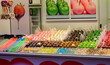 Verkaufsstand mit Kandierte Früchte und Süßigkeiten auf dem Hamburger Winter Dom