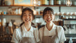 © Hanako ITO - 店内で楽しそうに微笑む二人のアルバイト女性