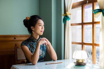 Poster - Woman wear traditional chinese cheongsam in the vintage restaurant