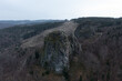 Panoramablick auf felsige Hügel und bewaldete Landschaft bei Dämmerung
