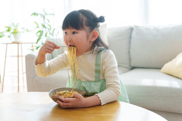 Wall Mural - 料理を食べる子供