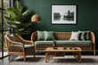 Modernes Wohnzimmer mit Rattansofa und grüner Wand im minimalistischen Design