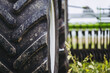 Close-up sur un gros pneu d'un tracteur agricole 
