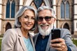 Älteres Paar macht ein Selfie mit dem Handy