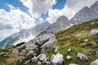 Im alpinen Hochgebirge - bizarres Geröll und schroffe Felsformationen.Landschaftsfoto.
