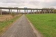 Radweg kreuzt Autobahn; Fuldaradweg und Autobahnbrücke der A7 bei Fulda