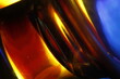 Anillos de un cristal con luces rasantes de colores, de un vaso de vidrio, forma un original diseño abstracto y colorido para fondos de pantalla.