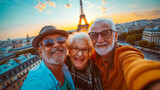 Fototapeta Młodzieżowe - Abuelos posando para un selfie en un viaje de oferta a Francia con la torre Eiffel de fondo un día espectacularmente soleado.