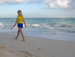 Une femme non identifiée sur la plage de Punta Cana.	