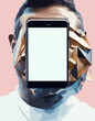 Smartphone vor einem Gesicht. Leerraum. trendiger Hintergrund für Tapeten, Poster, Karten, Einladungen, Websites.
