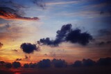 Fototapeta Niebo - Majestatyczne niebo nad morzem