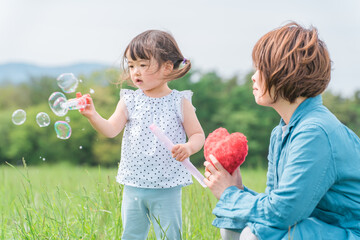 Poster - 公園でシャボン玉で遊ぶ姉妹の女の子とママ（子供・幼児・少女）
