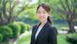 © tenpadasi - 朝のオフィス・オフィス街の公園笑顔の日本人女性会社員ポートレート　ビジネス・仕事・新入社員・若者