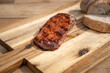 Steak auf Holztafel
