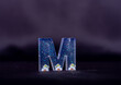 letra M transparente com gliter e   flores