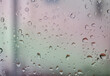 Gotas de lluvia sobre el vidrio tornasol de la ventana. Textura de gotas - se puede usar como fondo.