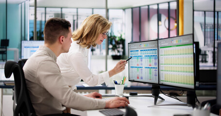Aufkleber - Analyst Employee Working On Spreadsheet