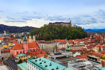 Canvas Print - View of the old town and the medieval Ljubljana castle on top of a forest hill in Ljubljana, Slovenia