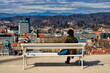 ljubljana, slowenien- frau auf einer bank mit panoramablick