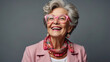 Ausdrucksstarkes Porträt einer älteren Dame mit Stil und pinker Brille