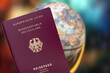 Deutscher Reisepass und ein Globus