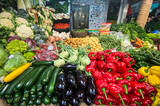 Fototapeta  - Stragan na bazarze z warzywami. Nowalijki wiosenne. Handel na bazarze. Ogórki, pomidory, rzodkiewki, papryka, fasola, kabaczki, cukinia. 	