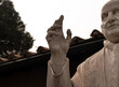 Mano della statua di Papa Giovanni II situata nel Santuario del Divino Amore a Roma, Italia