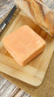 fromage : maroilles, en gros plan, sur une planche à découper