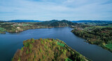 Fototapeta  - Jezioro w górach, panorama z lotu ptaka wiosną, Jezioro Czorsztyńskie w Pieninach. Polska