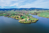 Fototapeta Miasto - Jezioro w górach, panorama z lotu ptaka wiosną, Jezioro Czorsztyńskie w Pieninach. Polska