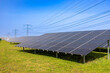 Solarpark mit Hochspannungsmasten