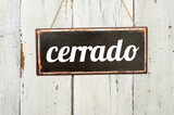 Fototapeta Nowy Jork - Vintage tin sign on a wooden background - Closed in spanish