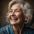 Heiteres Lachen einer charmanten Seniorin umarmt von warmen Farben und Texturen - Schönheit und Freude ohne Altersgrenze