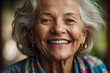 trahlende ältere Dame mit lebensfrohem Lächeln in farbenfroher Bluse - wahre Schönheit und Glück im Alter