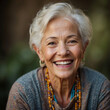 Strahlende Lebensfreude einer charmanten Seniorin umgeben von natürlichen Farben - Schönheit und Glück im besten Alter