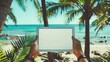 Persona tiene in mano un laptop mentre è in spiaggia