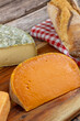 plateau de fromages français, en gros plan, sur une planche à découper	
